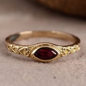 Vintage Style Elegant Gold Tone Deep Red Ring